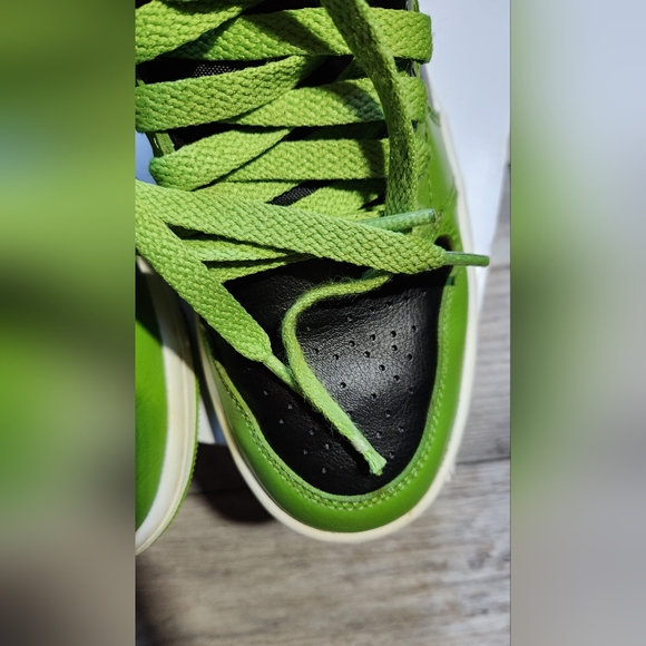 Women's Air Jordan 1 Mid Altitude Green/Black Shoes - Picture 9 of 16